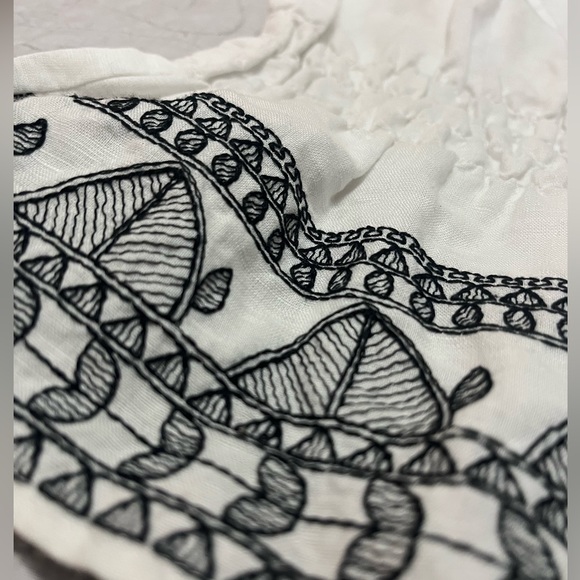 White embroidered sleeveless top - Picture 4 of 5